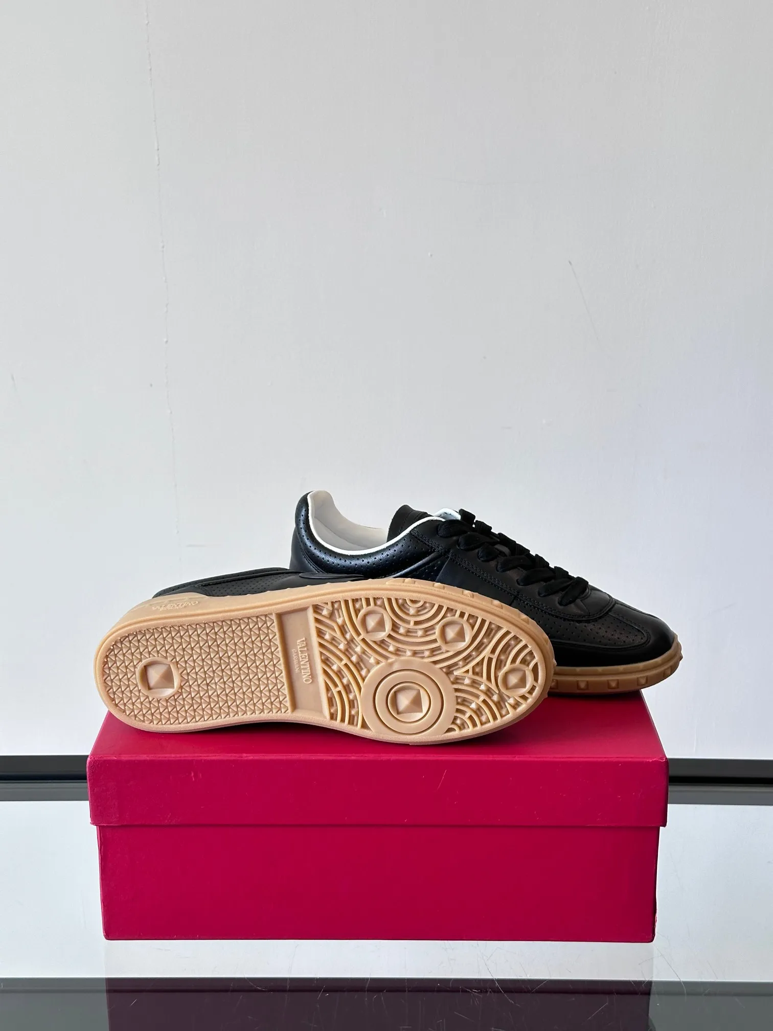 Factory price: 438💰Original quality, top version on the market VALENTINO (Valentino) latest fashion week catwalk [couples 👫 model], unique design, fashionable family specializes in slim feet🔥A fashion product of Baita [strong] Fabric: The toe is made of high mercerized triangular grain cowhide and A-grade full-grain cowhide, original lasting process Inner lining: cowhide lining + men's shoes 💰U hanging mesh feet, heels and tongues decorated with VaIentin* shallow relief oversized rivets Size: 38-44, customized 45